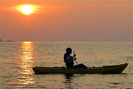 朝陽海上獨木舟